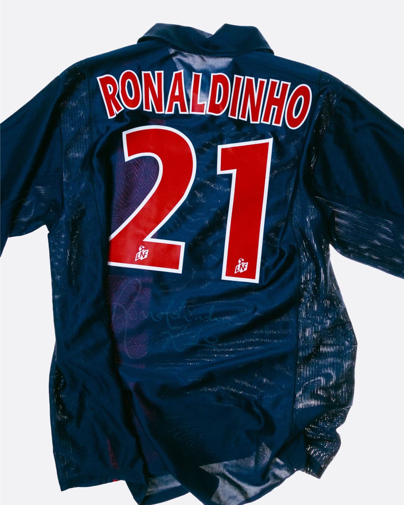 Worn by Ronaldinho, the 2001-02 home jersey featured a realigned Hechter Stripe, which served as a creative reference point for the 2023-24 design.